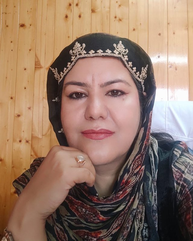 Портрет: д-р Lubna Khan